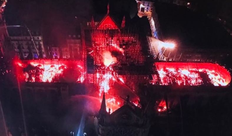 Notre Dame en llamas