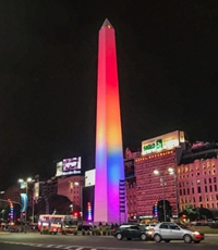 Obelisco iluminado diversidad