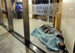 Duermen en cajeros de bancos