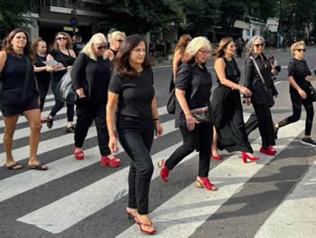 Mujeres marchan en reclamo a Hamas