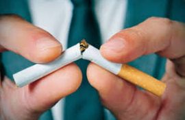 Mano rompiendo cigarrillo