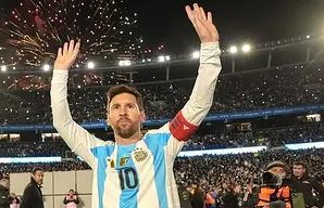 Messi saluda